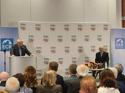 Antoni Libera w laudacji na cześć profesora Włodzimierza Boleckiego: Mamy oto przed sobą i wszechstronnego uczonego, panującego nad najważniejszym dorobkiem polskiego piśmiennictwa XX wieku...